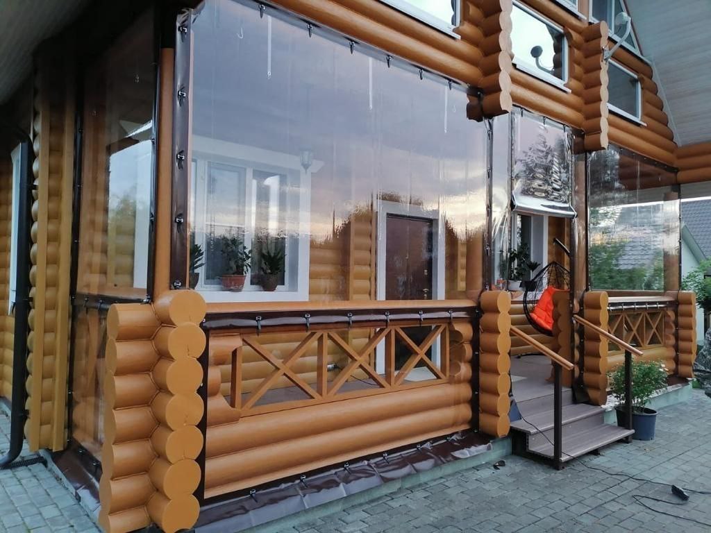 Прозрачные шторы ПВХ на террасе деревянного дома в посёлке Климово